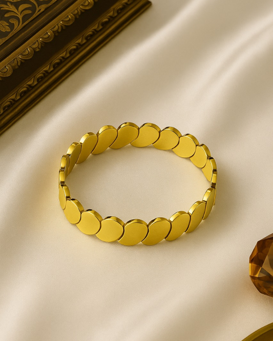 Timeless Gold Cuff – Sleek & Sustainable Design