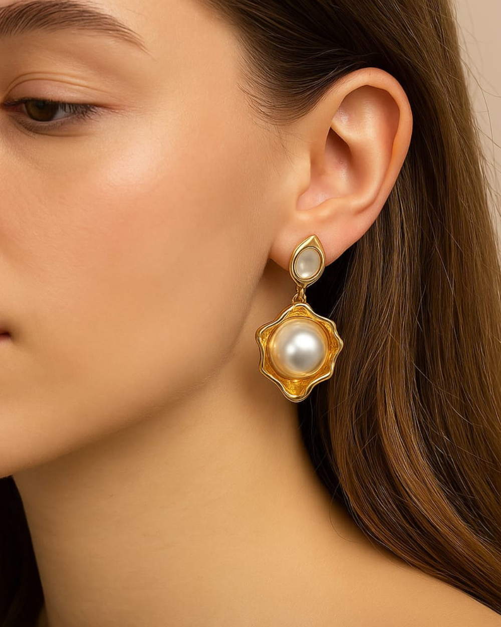 "Statement Pearl Drop Earrings with Wavy Edge – Anti-Tarnish Finish"