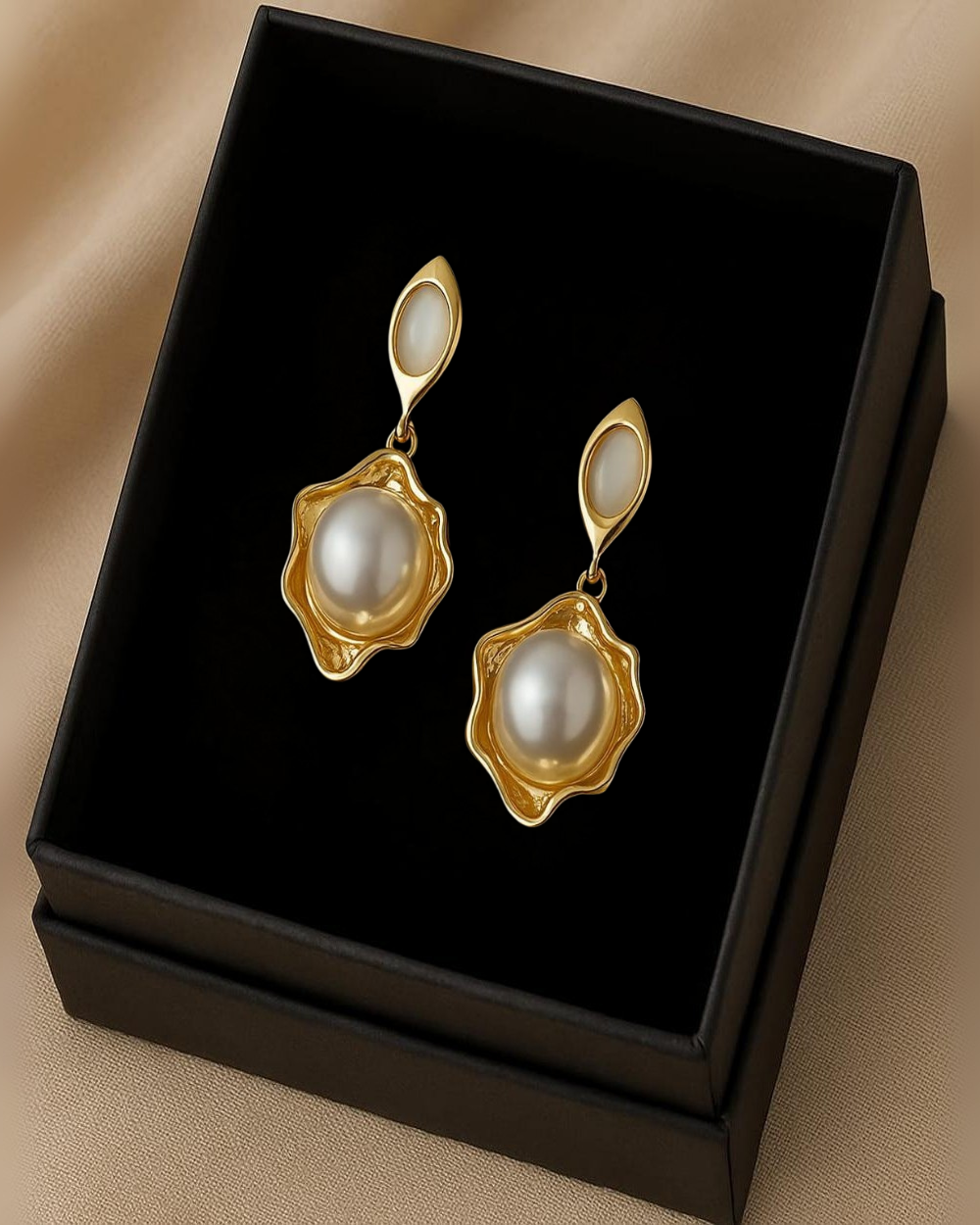 "Statement Pearl Drop Earrings with Wavy Edge – Anti-Tarnish Finish"