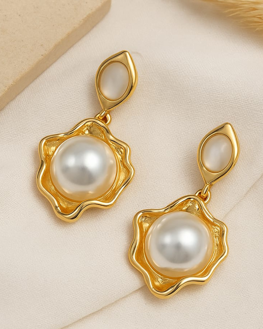 "Statement Pearl Drop Earrings with Wavy Edge – Anti-Tarnish Finish"