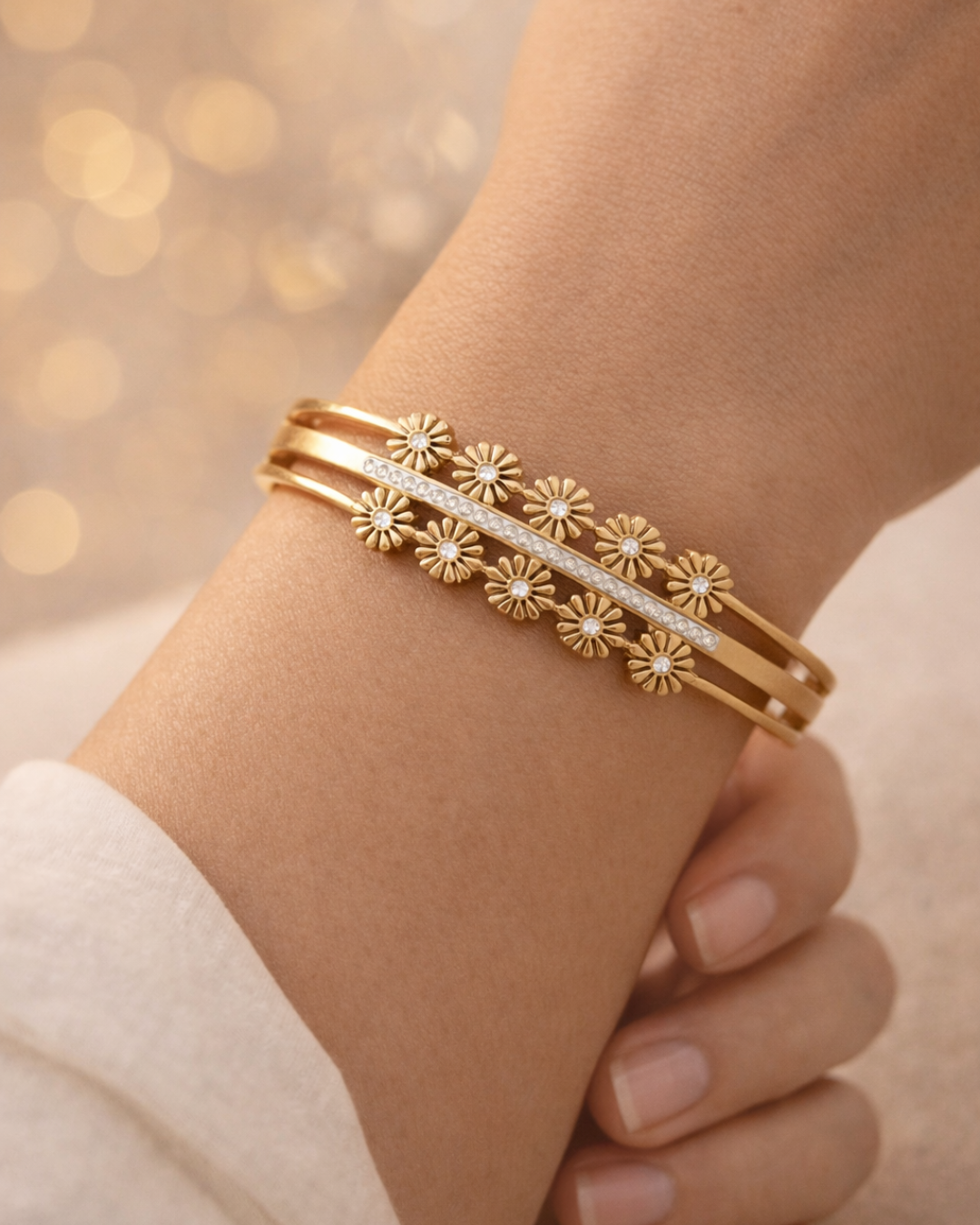 Luxury Gold Daisy Crystal Bracelet – Elegant Floral Anti-Tarnish Bangle
